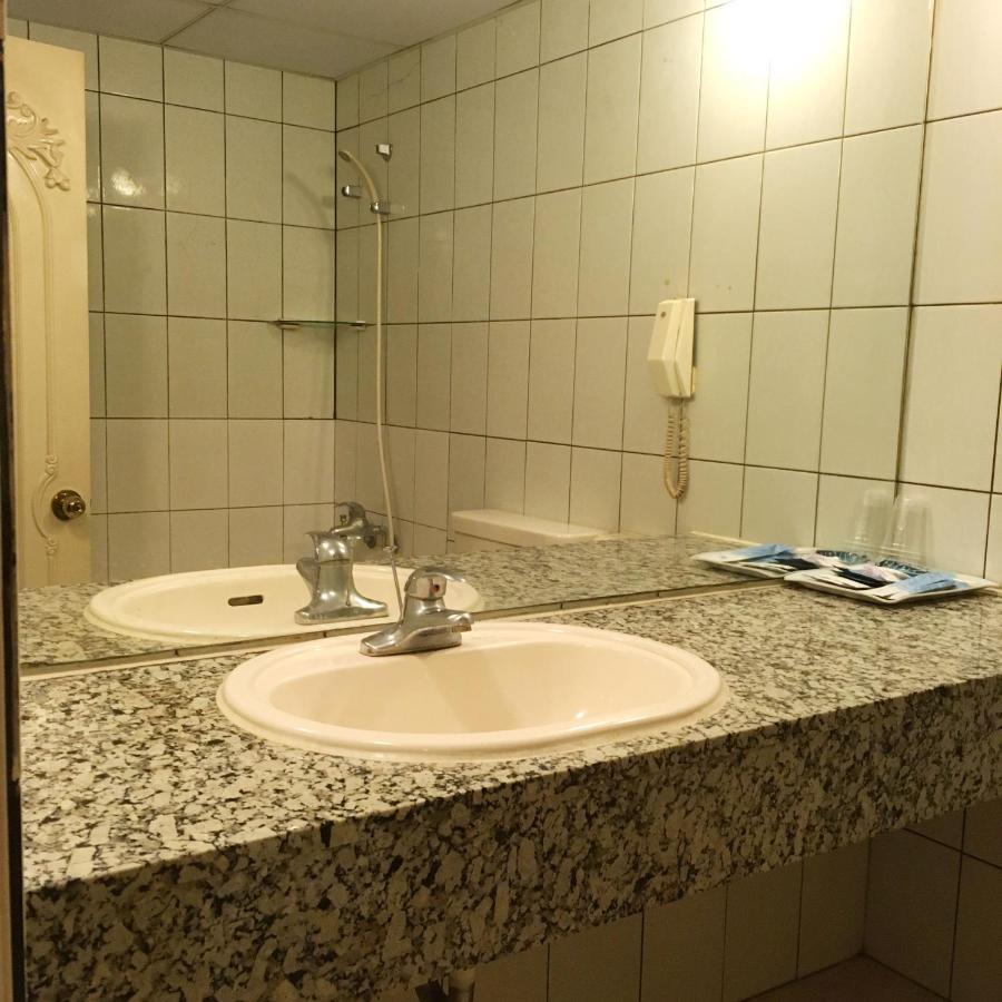 文南哥爸妻夫飯店 Hotell Tainan Eksteriør bilde