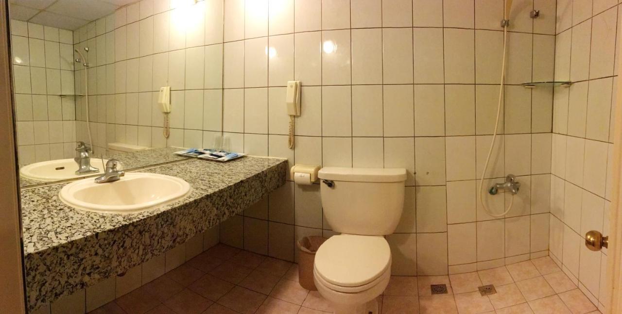 文南哥爸妻夫飯店 Hotell Tainan Eksteriør bilde